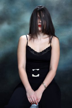 Siyah saçlı çekici kız stüdyoda poz veriyor. Tarz, trendler, moda konsepti.