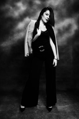 Siyah saçlı çekici kız stüdyoda poz veriyor. Tarz, trendler, moda konsepti.