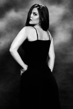 Siyah saçlı çekici kız stüdyoda poz veriyor. Tarz, trendler, moda konsepti.