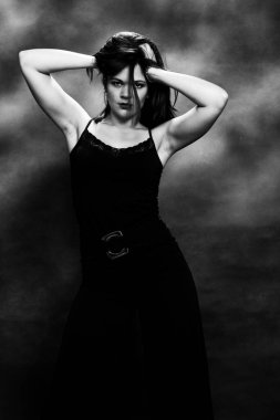 Siyah saçlı çekici kız stüdyoda poz veriyor. Tarz, trendler, moda konsepti.