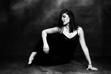 Siyah saçlı çekici kız stüdyoda poz veriyor. Tarz, trendler, moda konsepti.