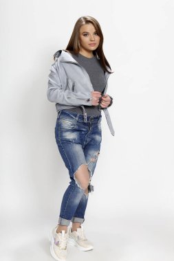 Stüdyoda poz veren güzel esmer kız. Tarz, trendler, moda konsepti. 