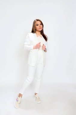 Stüdyoda poz veren güzel esmer kız. Tarz, trendler, moda konsepti. 