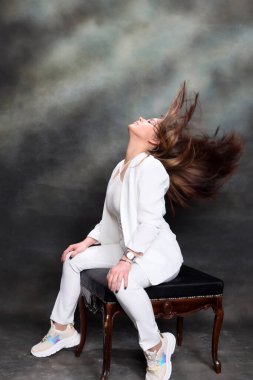 Stüdyoda poz veren güzel esmer kız. Tarz, trendler, moda konsepti. 