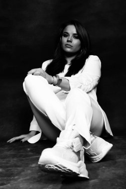 Stüdyoda poz veren güzel esmer kız. Tarz, trendler, moda konsepti. 