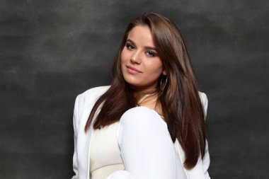 Stüdyoda poz veren güzel esmer kız. Tarz, trendler, moda konsepti. 