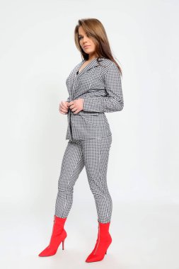 Stüdyoda poz veren güzel esmer kız. Tarz, trendler, moda konsepti. 