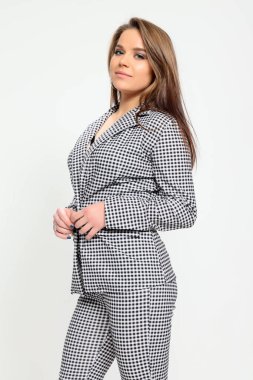 Stüdyoda poz veren güzel esmer kız. Tarz, trendler, moda konsepti. 