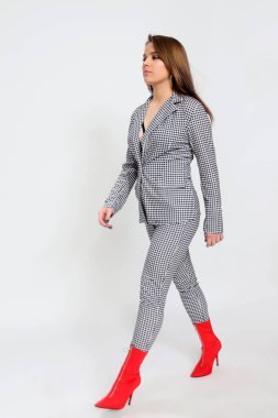 Stüdyoda poz veren güzel esmer kız. Tarz, trendler, moda konsepti. 