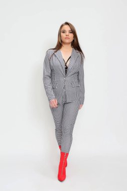 Stüdyoda poz veren güzel esmer kız. Tarz, trendler, moda konsepti. 