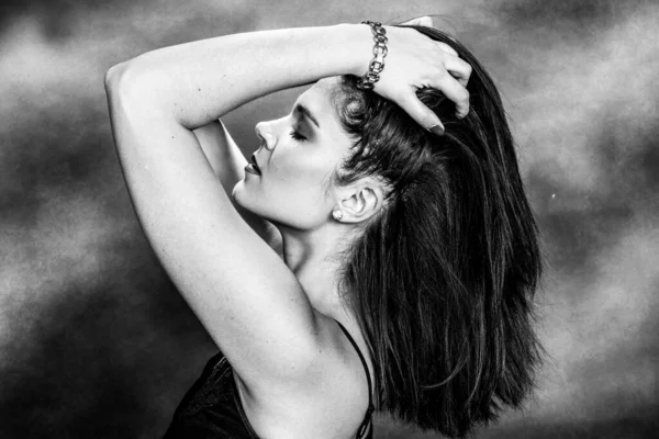 Attraktives Mädchen Mit Schwarzen Haaren Posiert Studio Stil Trends Modekonzept — Stockfoto