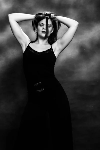 Jolie Fille Aux Cheveux Noirs Pose Studio Style Tendances Concept — Photo