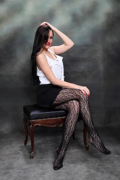 Menina Europeia Bonita Com Cabelo Preto Longo Posando Estúdio Sobre — Fotografia de Stock
