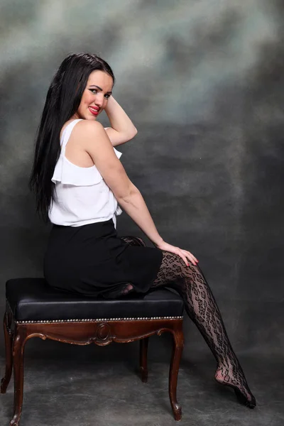 長い黒髪の美しいヨーロッパの女の子は キャンバスの背景にスタジオでポーズ スタイル トレンド ファッションコンセプト — ストック写真