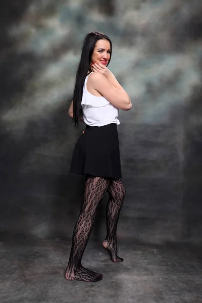 Piękna Europejska Dziewczyna Długimi Czarnymi Włosami Pozująca Studio Płótnie Styl — Zdjęcie stockowe