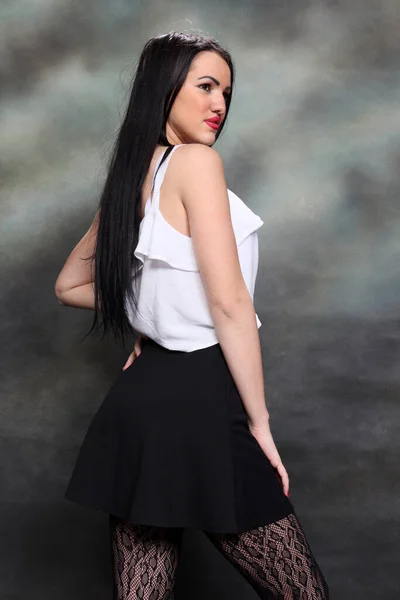 Mooi Europees Meisje Met Lang Zwart Haar Poserend Studio Canvas — Stockfoto