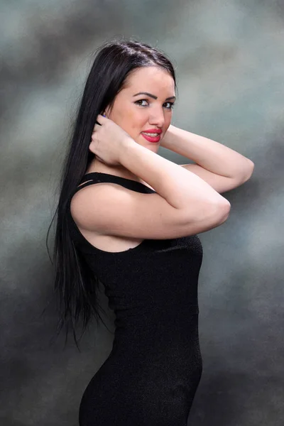 Hermosa Chica Europea Con Pelo Negro Largo Posando Estudio Sobre — Foto de Stock