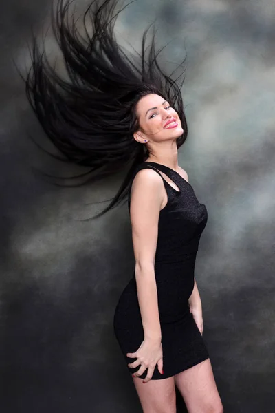 Девушка Длинными Черными Волосами Позирует Студии Каноническом Фоне Стиль Тенденции — стоковое фото