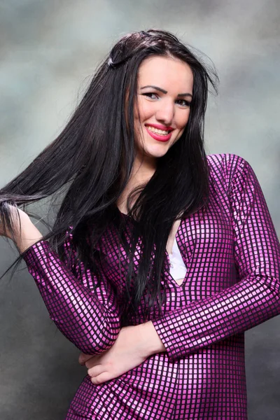 Девушка Длинными Черными Волосами Позирует Студии Каноническом Фоне Стиль Тенденции — стоковое фото