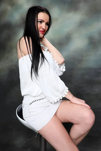Uzun Siyah Saçlı Güzel Avrupalı Bir Kız Stüdyoda Tuvalin Arkasında — Stok fotoğraf
