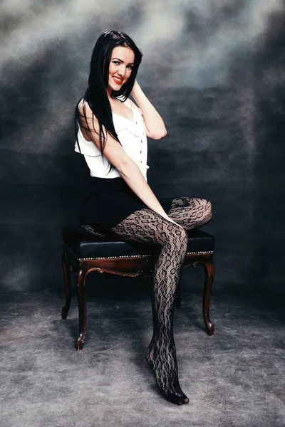Schöne Europäische Mädchen Mit Langen Schwarzen Haaren Posiert Studio Auf — Stockfoto