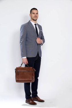 Başarılı ve kendine güvenen bir iş adamının iyi bir ruh hali içinde portresi. Güven, başarı, iş konsepti.