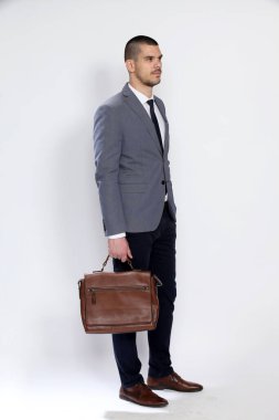 Başarılı ve kendine güvenen bir iş adamının iyi bir ruh hali içinde portresi. Güven, başarı, iş konsepti.