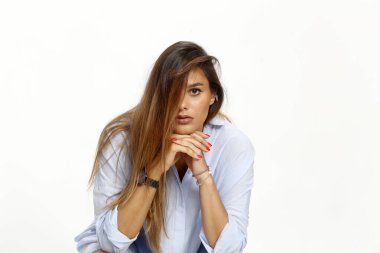 Güzel esmer kadın model izole edilmiş arka planda poz veriyor. Tarz, trendler, moda konsepti.