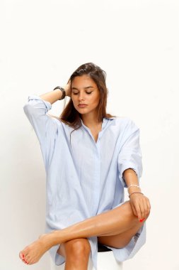 Güzel esmer kadın model izole edilmiş arka planda poz veriyor. Tarz, trendler, moda konsepti.