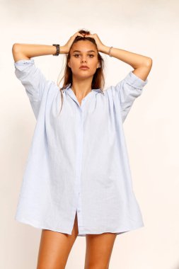 Güzel esmer kadın model izole edilmiş arka planda poz veriyor. Tarz, trendler, moda konsepti.