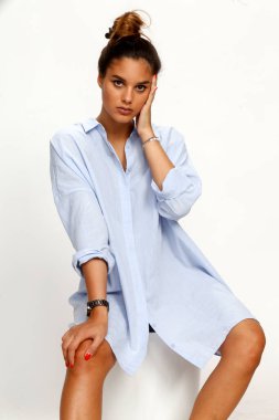 Güzel esmer kadın model izole edilmiş arka planda poz veriyor. Tarz, trendler, moda konsepti.