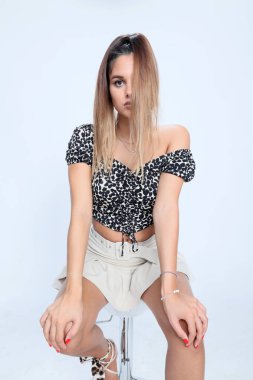 Güzel esmer kadın model izole edilmiş arka planda poz veriyor. Tarz, trendler, moda konsepti.