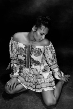 Güzel esmer kadın model izole edilmiş arka planda poz veriyor. Tarz, trendler, moda konsepti.