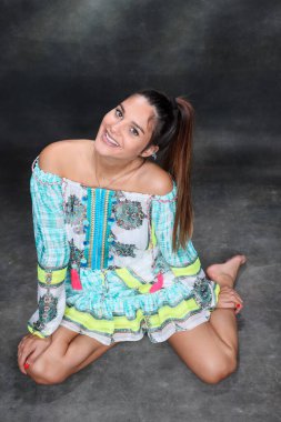 Güzel esmer kadın model izole edilmiş arka planda poz veriyor. Tarz, trendler, moda konsepti.