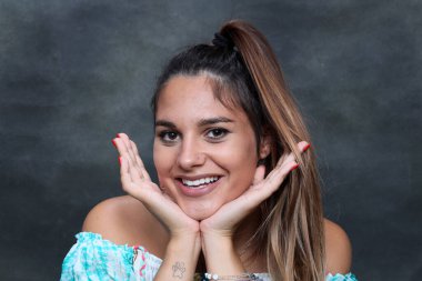 Güzel esmer kadın model izole edilmiş arka planda poz veriyor. Tarz, trendler, moda konsepti.