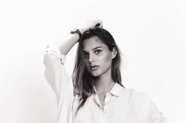 Güzel esmer kadın model izole edilmiş arka planda poz veriyor. Tarz, trendler, moda konsepti.