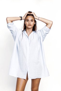 Güzel esmer kadın model izole edilmiş arka planda poz veriyor. Tarz, trendler, moda konsepti.