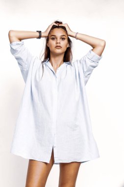 Güzel esmer kadın model izole edilmiş arka planda poz veriyor. Tarz, trendler, moda konsepti.