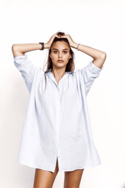 Güzel esmer kadın model izole edilmiş arka planda poz veriyor. Tarz, trendler, moda konsepti.