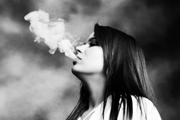 Attractive Brunette Girl Posing Studio Smoking Cigar Noir Retro Style — Stock Photo, Image