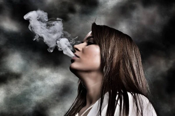 Menina Morena Atraente Posando Estúdio Fumando Charuto Noir Fotografia Estilo — Fotografia de Stock