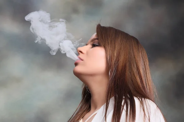 Chica Morena Atractiva Posando Estudio Fumando Cigarro Noir Fotografía Estilo — Foto de Stock