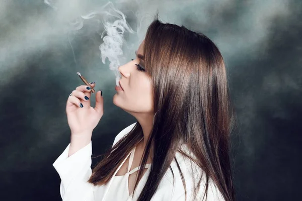 Menina Morena Atraente Posando Estúdio Fumando Charuto Noir Fotografia Estilo — Fotografia de Stock