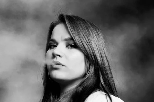 Jolie Fille Brune Posant Studio Fumant Cigare Noir Photographie Style — Photo