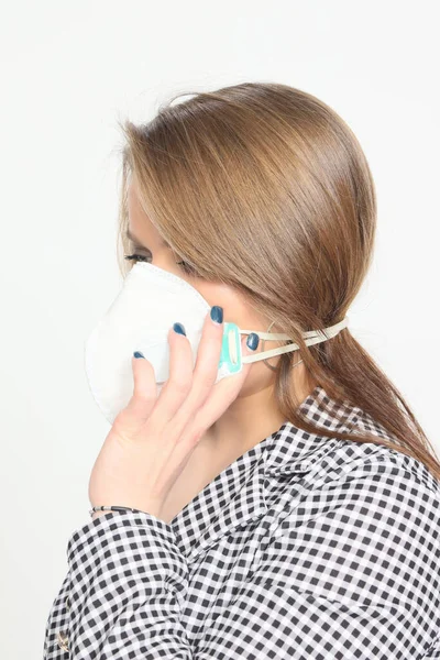 Vacker Brunett Flicka Bär Skyddande Medicinsk Mask Grund Corona Virus — Stockfoto