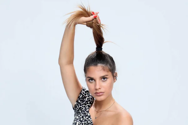 Krásná Brunetka Ženský Model Pózuje Studiu Izolovaném Pozadí Styl Trendy — Stock fotografie