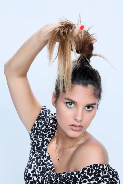 Hermosa Modelo Femenina Morena Posando Estudio Sobre Fondo Aislado Estilo — Foto de Stock