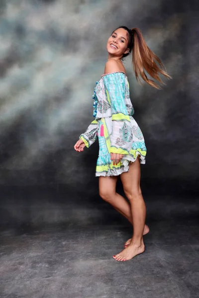 Vacker Brunett Kvinnliga Modell Poserar Studio Isolerad Bakgrund Stil Trender — Stockfoto