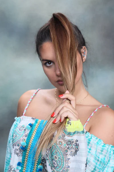 Hermosa Modelo Femenina Morena Posando Estudio Sobre Fondo Aislado Estilo — Foto de Stock