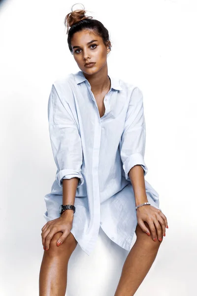 Vacker Brunett Kvinnliga Modell Poserar Studio Isolerad Bakgrund Stil Trender — Stockfoto